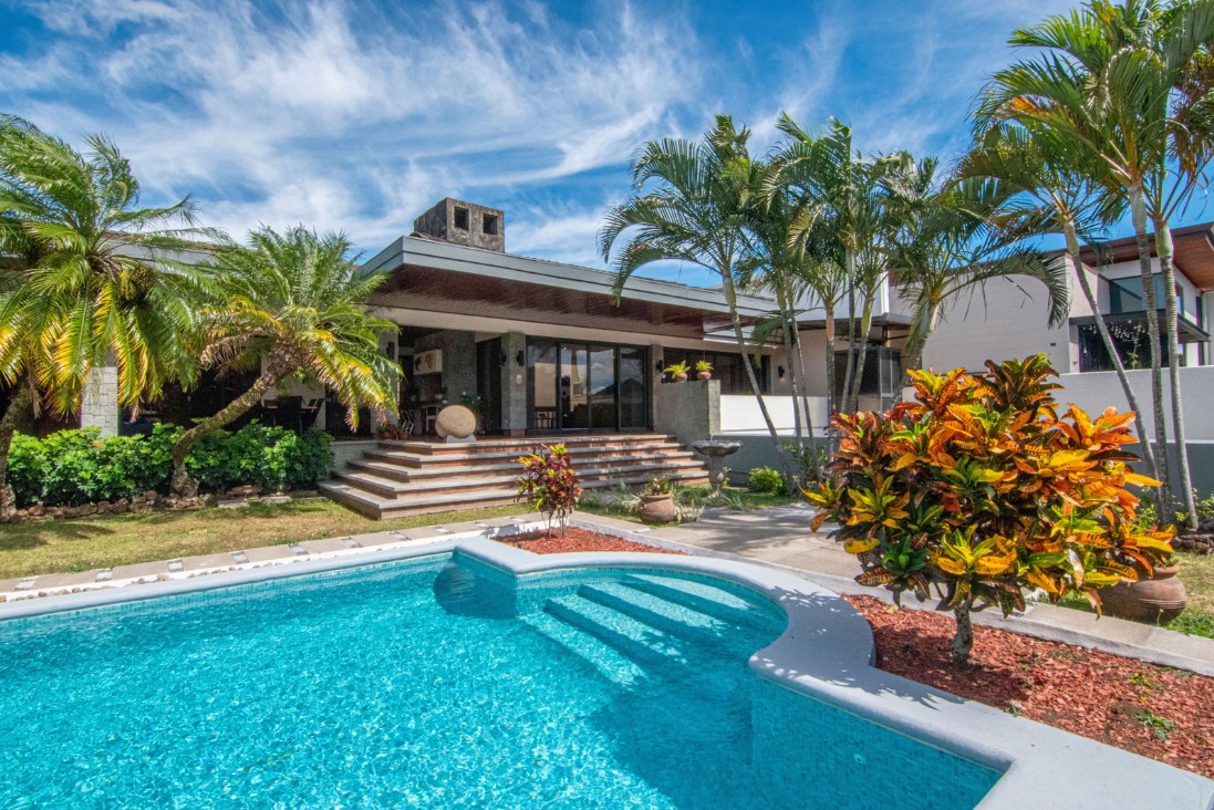 VENTA DE CASA DE LUJO CON DOS APARTAMENTOS Y PISCINA, HEREDIA, CARIARI