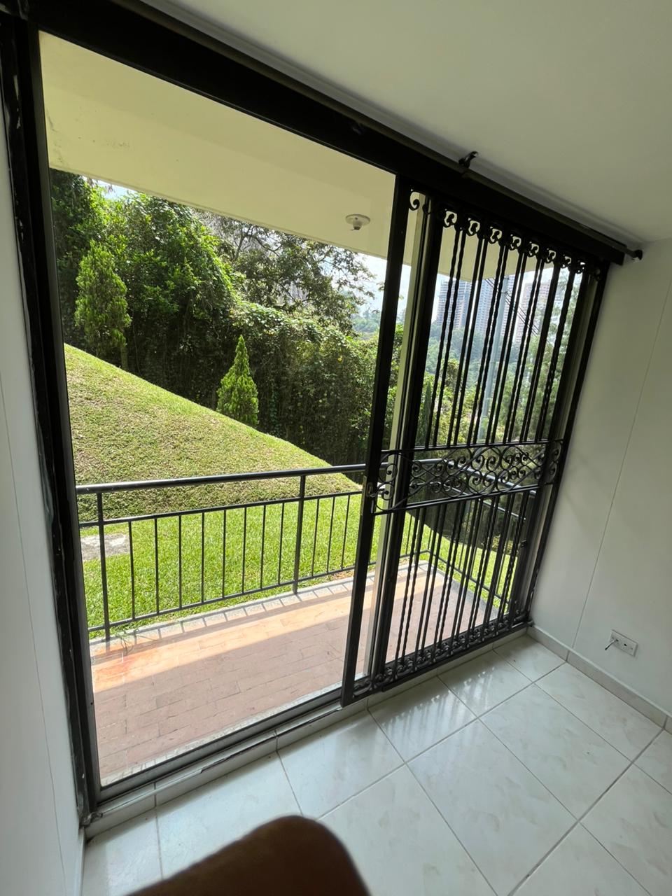 Arriendo apartamento ubicado en el sector Loma del Indio