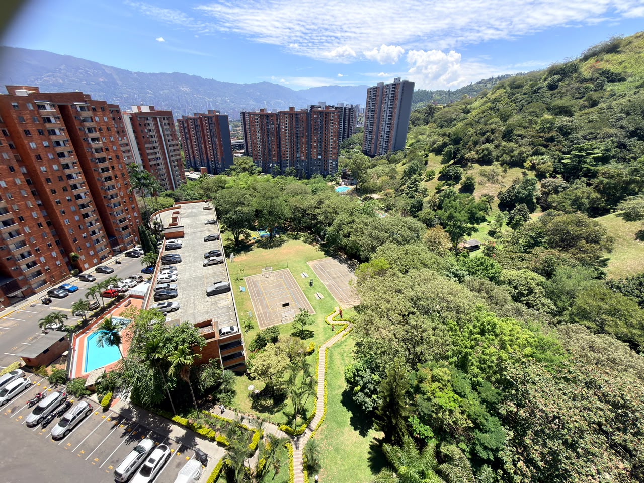 ARRIENDO APARTAMENTO EN LOMA DE LOS BERNAL