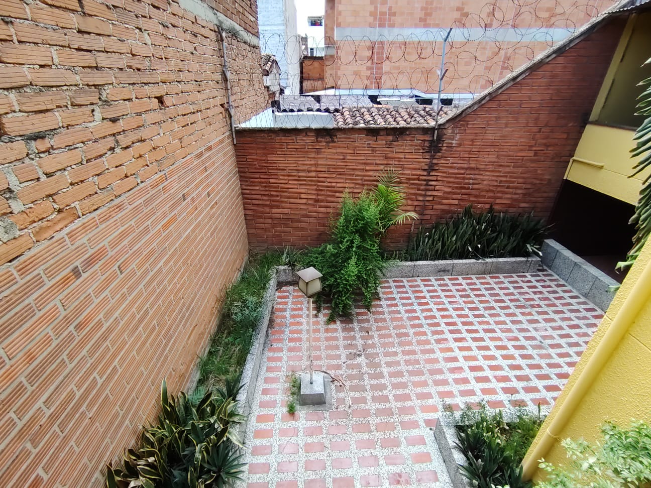 Se arrienda casa en simón bolívar