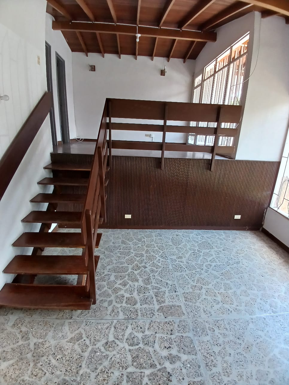 ARRIENDO CASA EN LAURELES