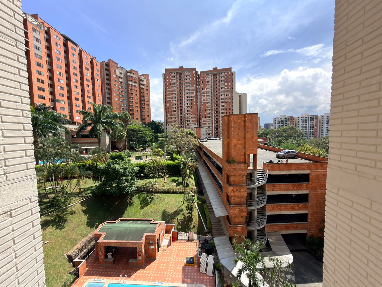 ARRIENDO APARTAMENTO EN LOMA DE LOS BERNAL