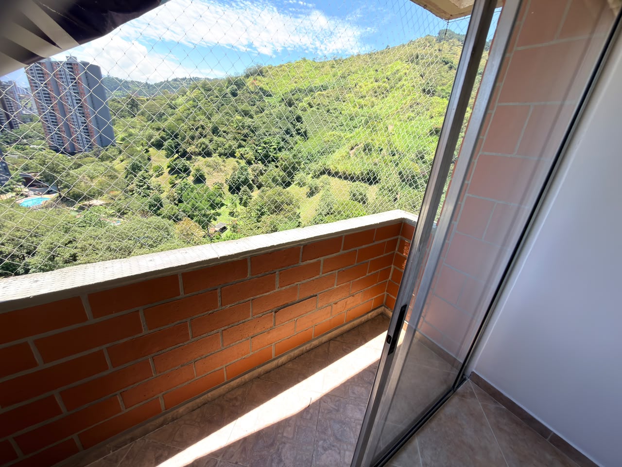 ARRIENDO APARTAMENTO EN LOMA DE LOS BERNAL