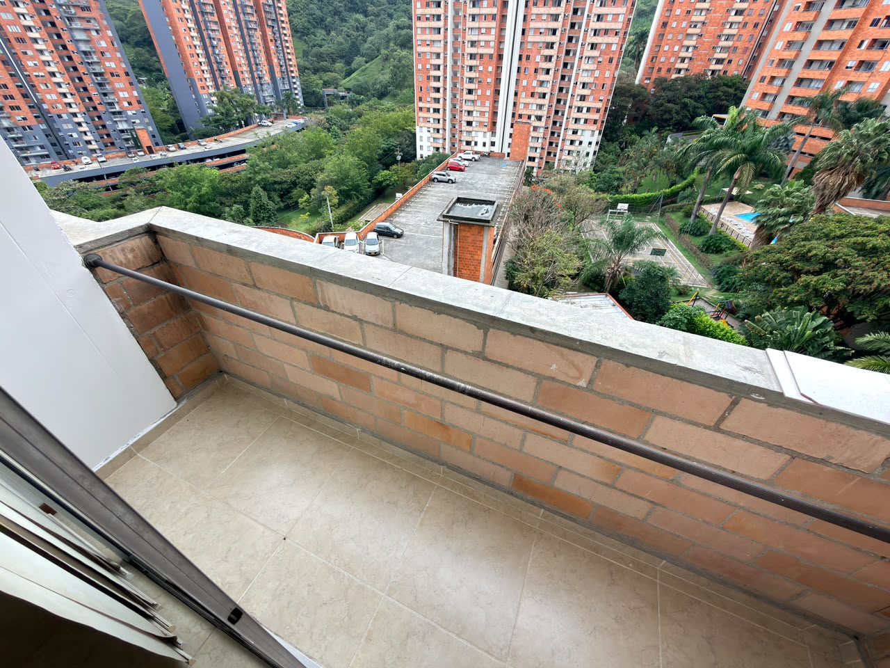 ARRIENDO APARTAMENTO EN LOMA DE LOS BERNAL