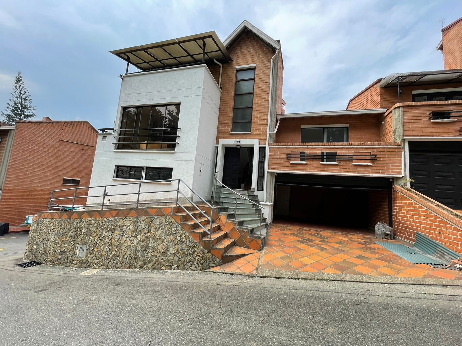 ARRIENDO CASA EN EL POBLADO EL TESORO