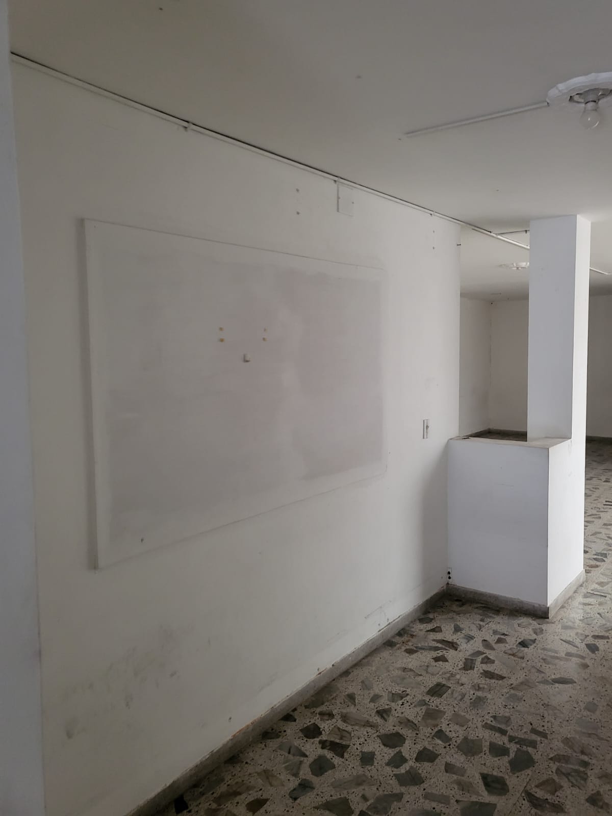 ARRIENDO CASA COMERCIAL EN LA AMERICA