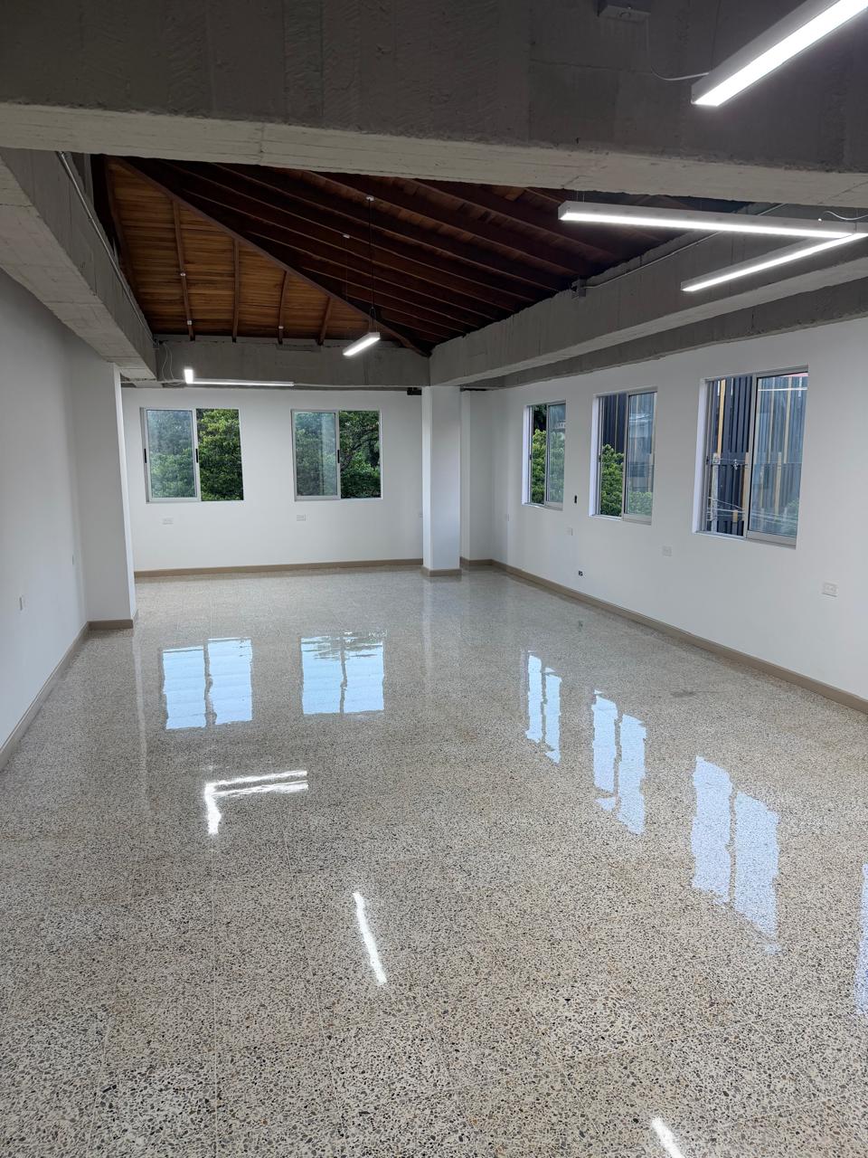 ARRIENDO OFICINAS EN LAURELES