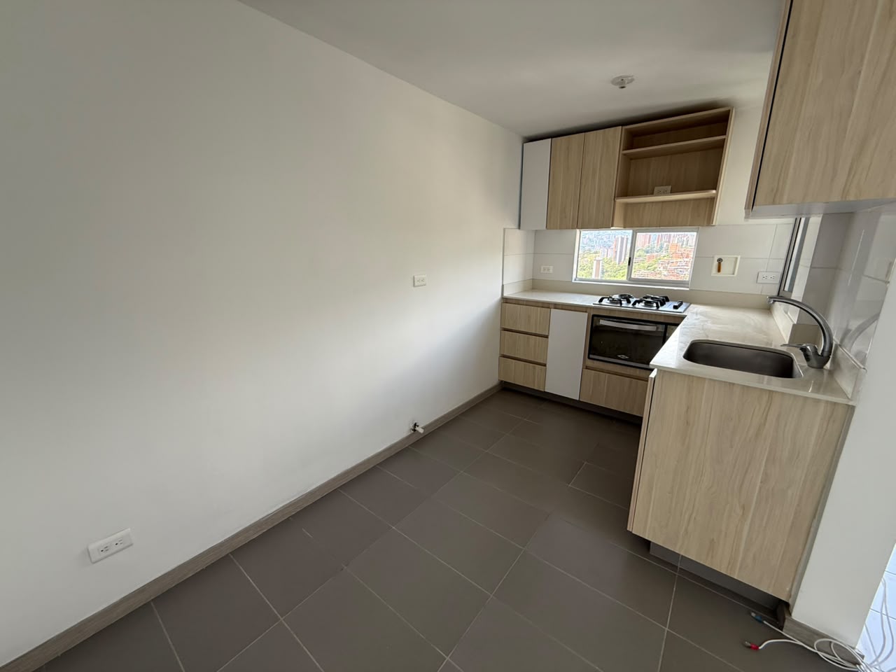 ARRIENDO APARTAMENTO EN LA LOMA DE LOS BERNAL