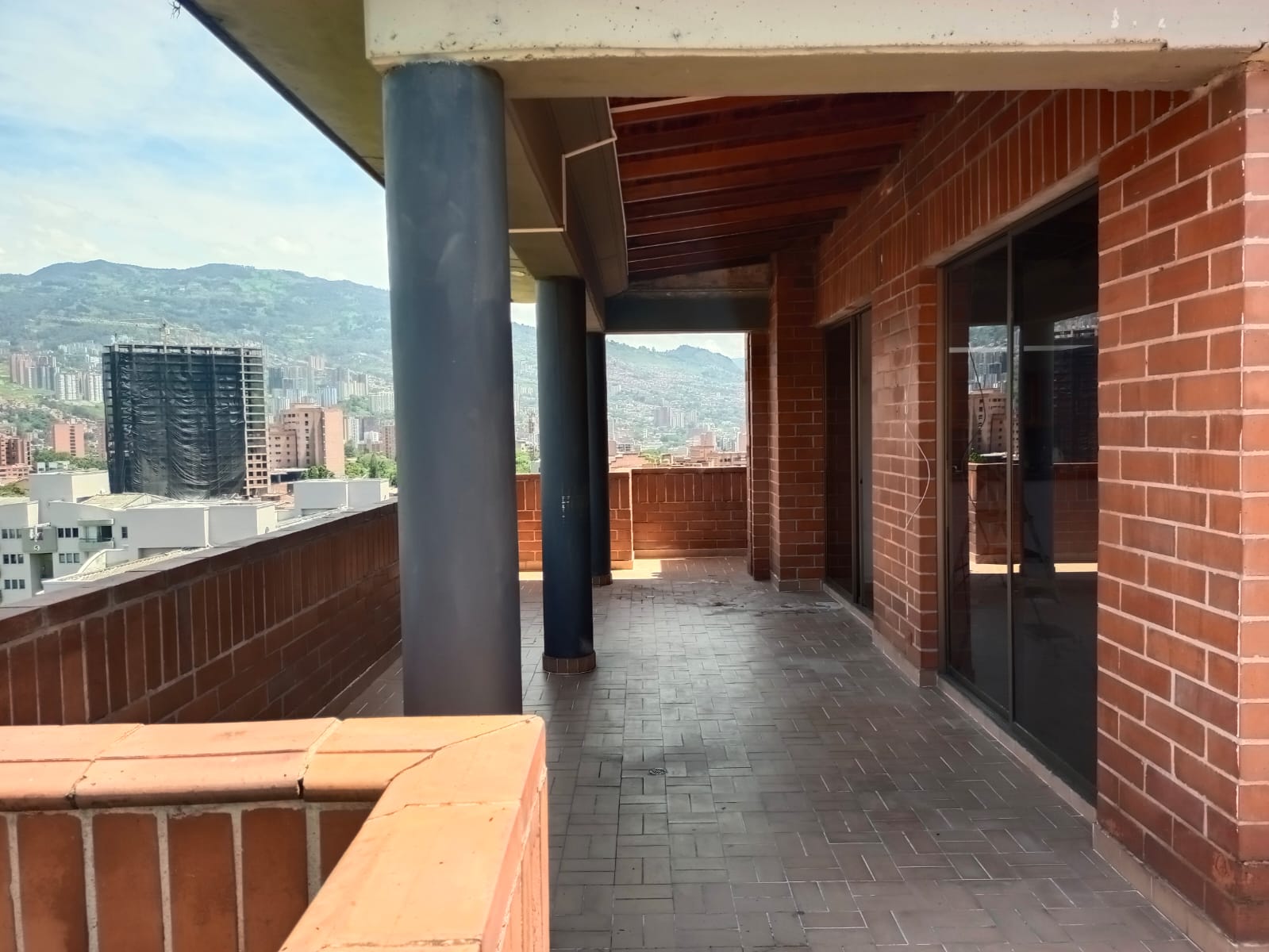 ARRIENDO PENT HOUSE EN LAURELES