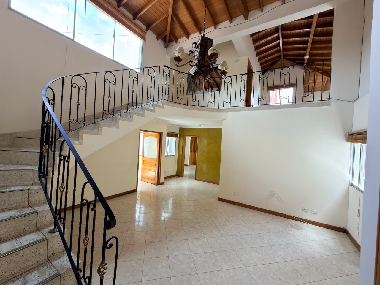 ARRIENDO APARTAMENTO DUPLEX EN EL VELODROMO