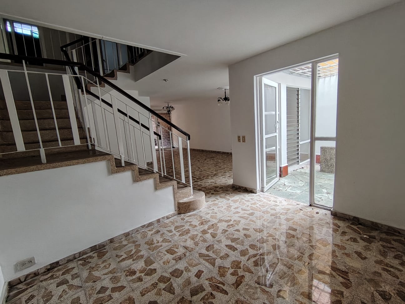 Se arrienda casa en simón bolívar