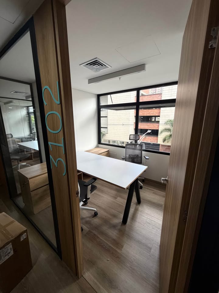 ARRIENDO OFICINA EN LOS COLORES
