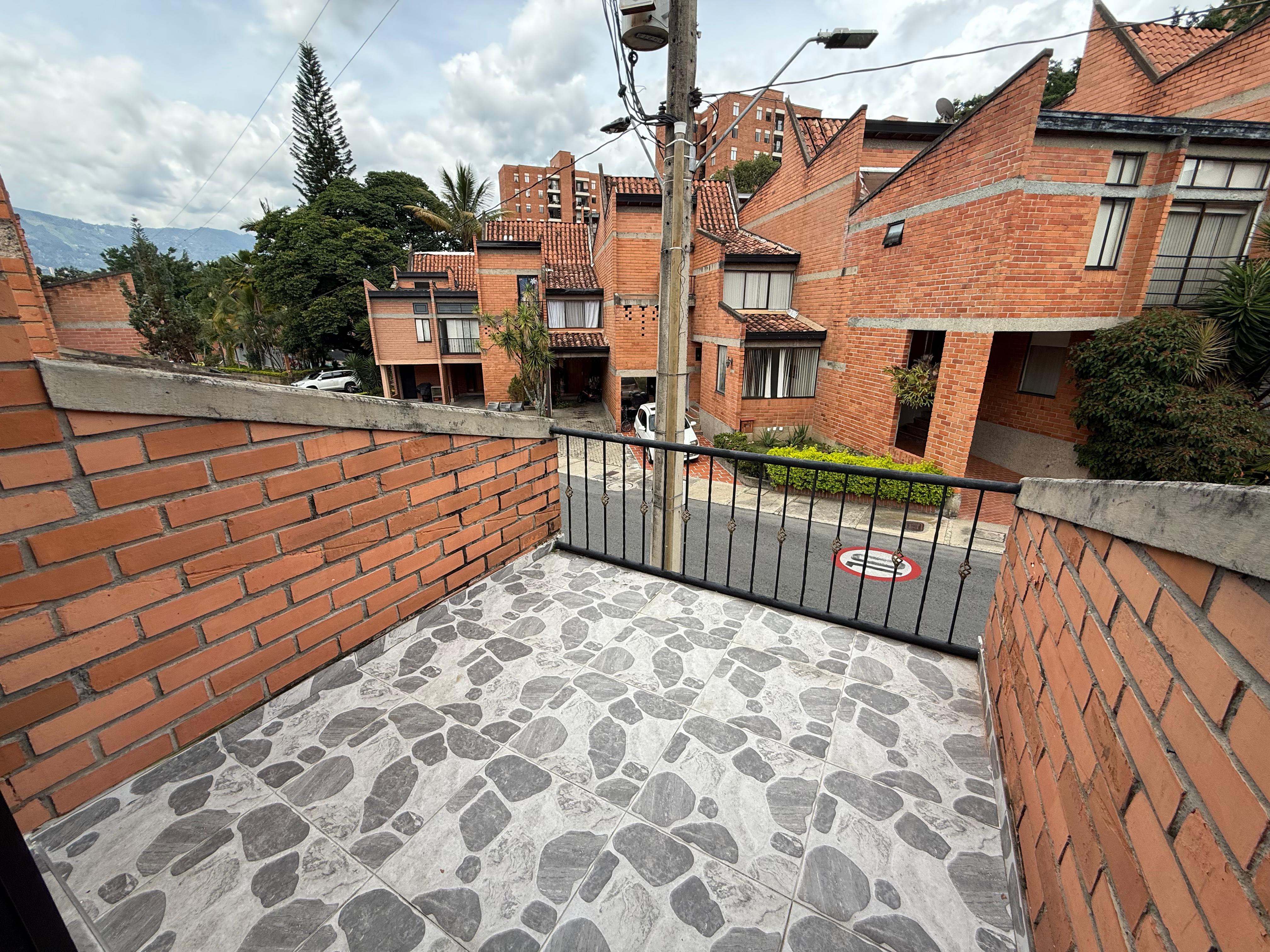 ARRIENDO CASA EN LA LOMA DE LOS BERNAL