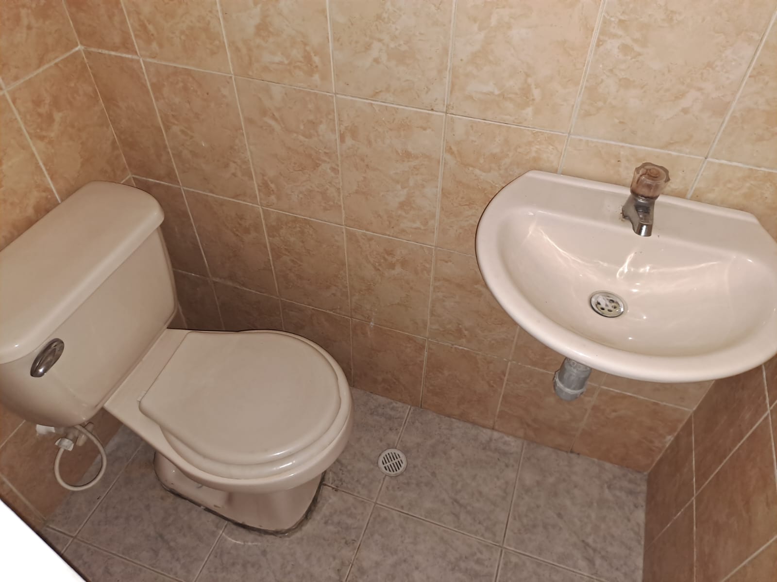 ARRIENDO CASA  LOCAL SANTA LUCIA DOS NIVELES