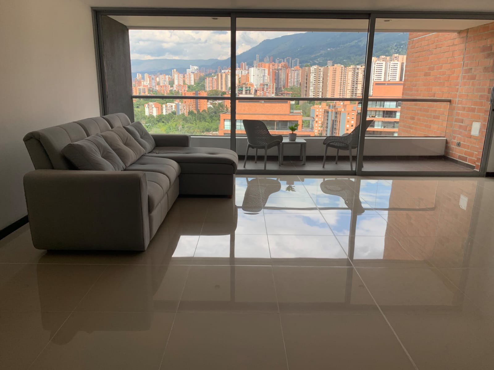 ARRIENDO APARTAMENO EN LA LOMA DE LAS BRUJAS