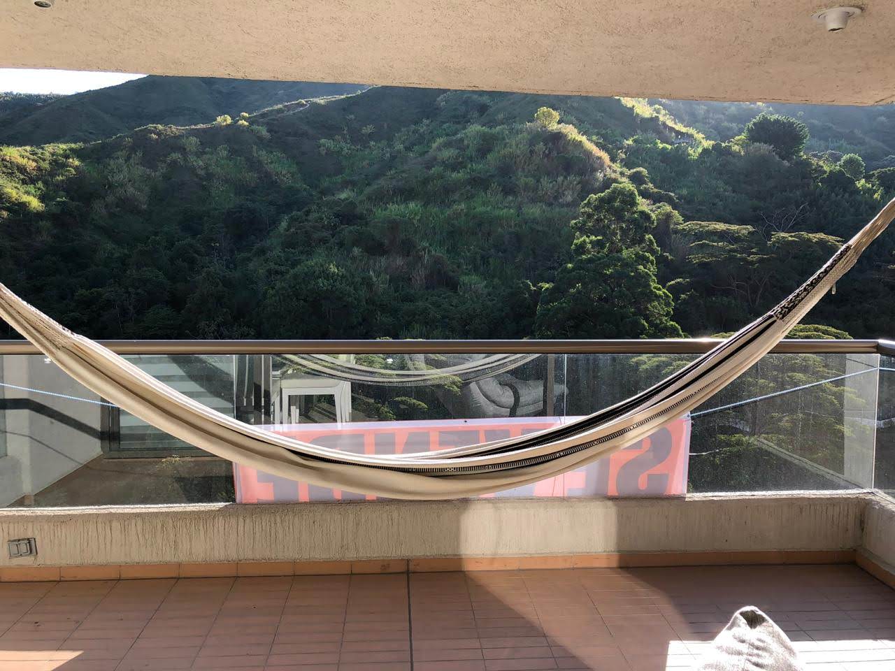 VENDO APARTAMENTO EN LA LOMA DE LOS BERNAL