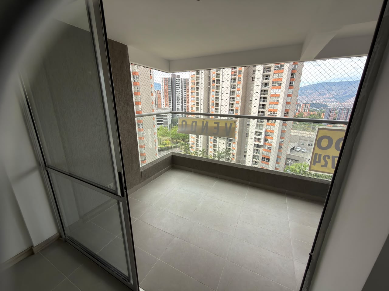 VENDO APARTAMENTO EN LOMA DE LOS BERNAL
