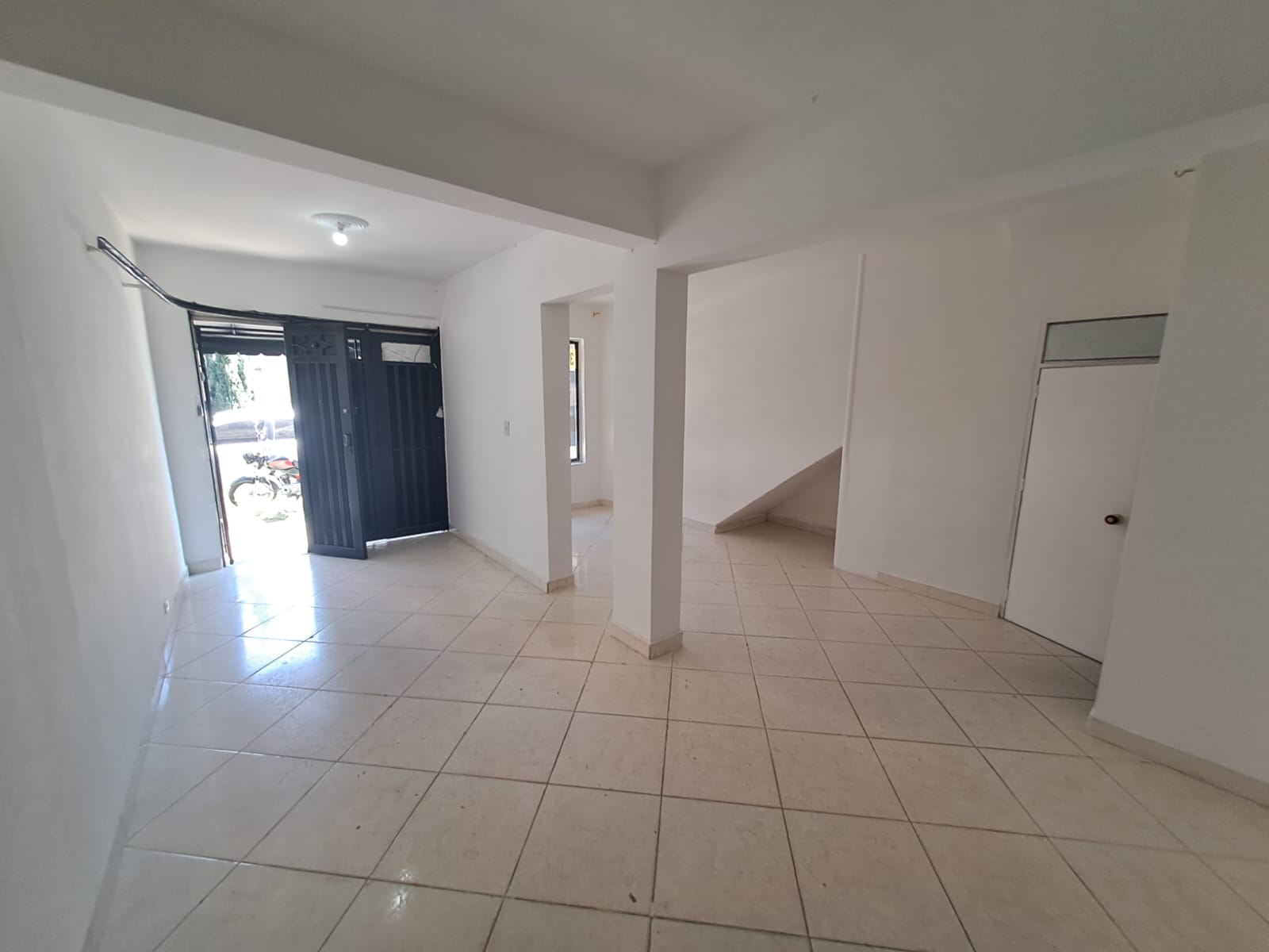 ARRIENDO CASA  LOCAL SANTA LUCIA DOS NIVELES