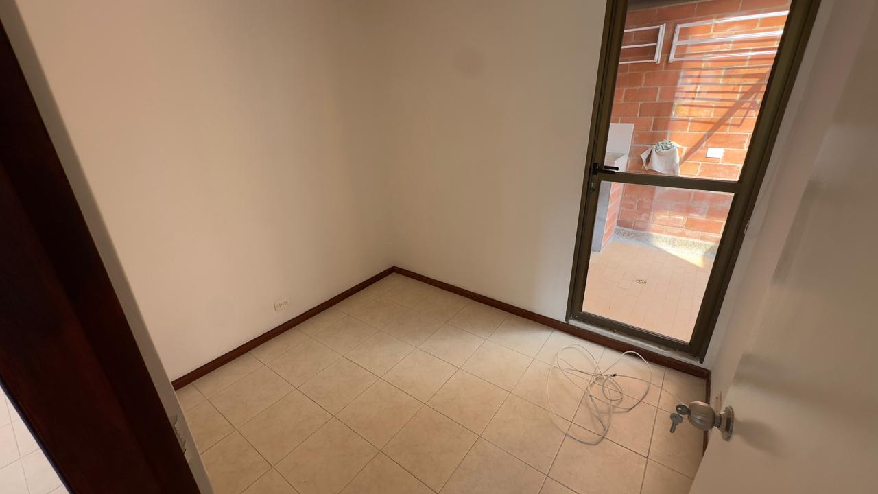 ARRIENDO APARTAMENTO EN LA LOMA DE LOS BERNAL