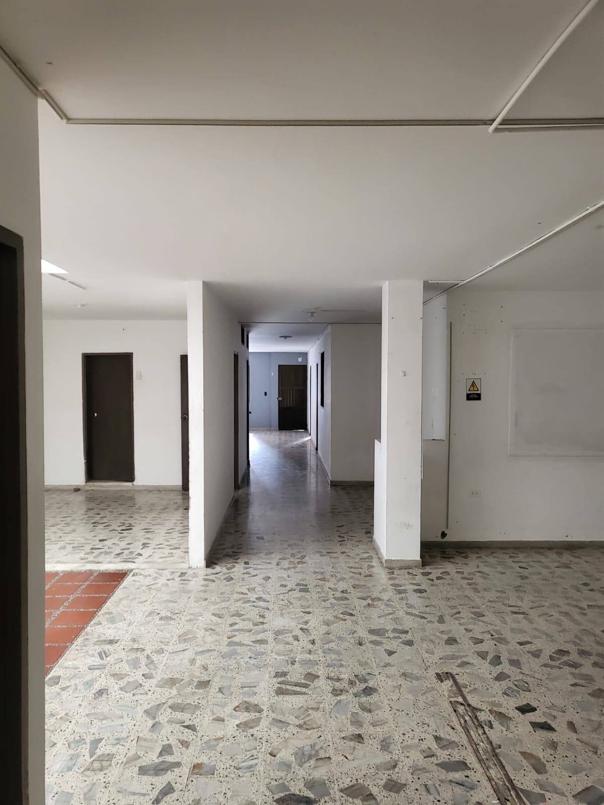 ARRIENDO CASA COMERCIAL EN LA AMERICA