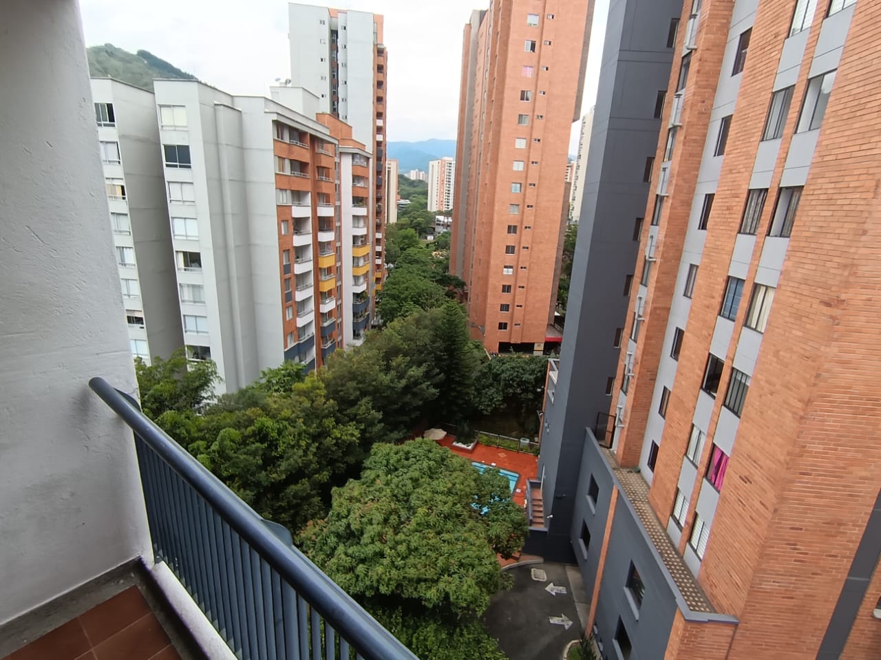 Arrienda Apartamento Loma de los Bernal
