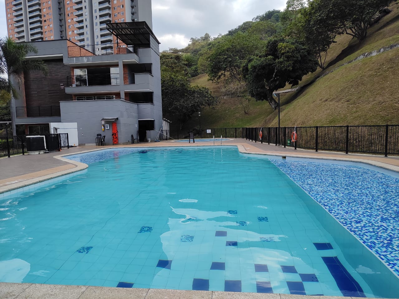 ARRIENDO APATAMENTO EN LA LOMA DE LOS BERNAL