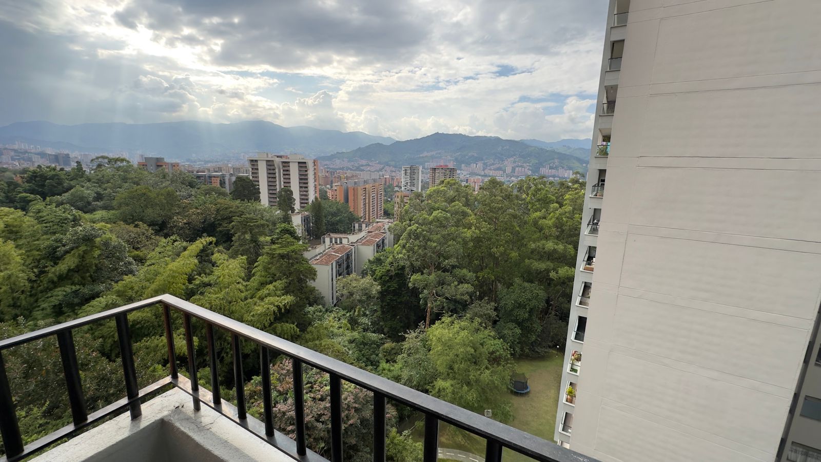 ARRIENDO APARTAMENTO EN EL POBLADO LA FRONTERA