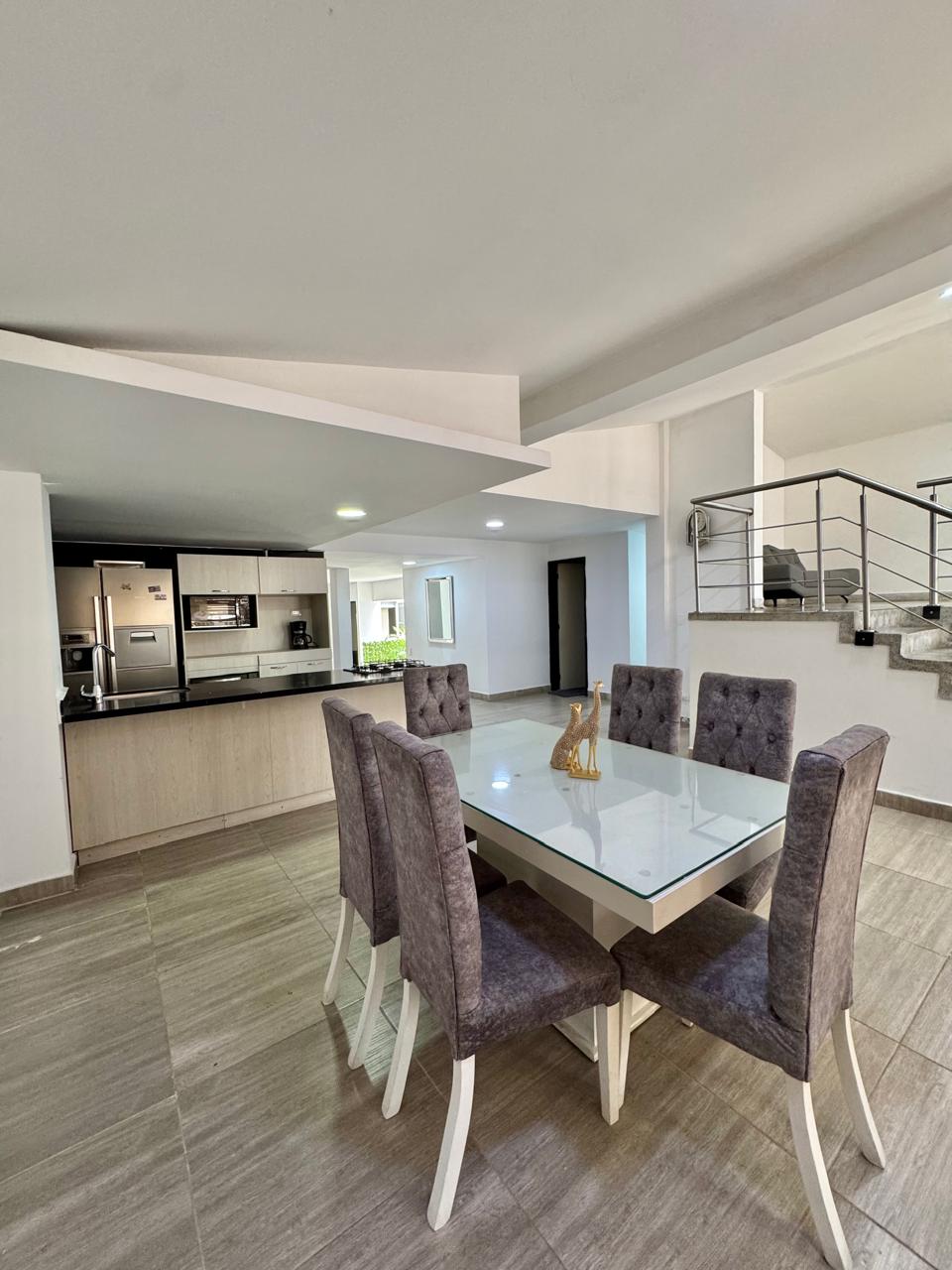 ARRIENDO CASA AMOBLADA EN COLORES
