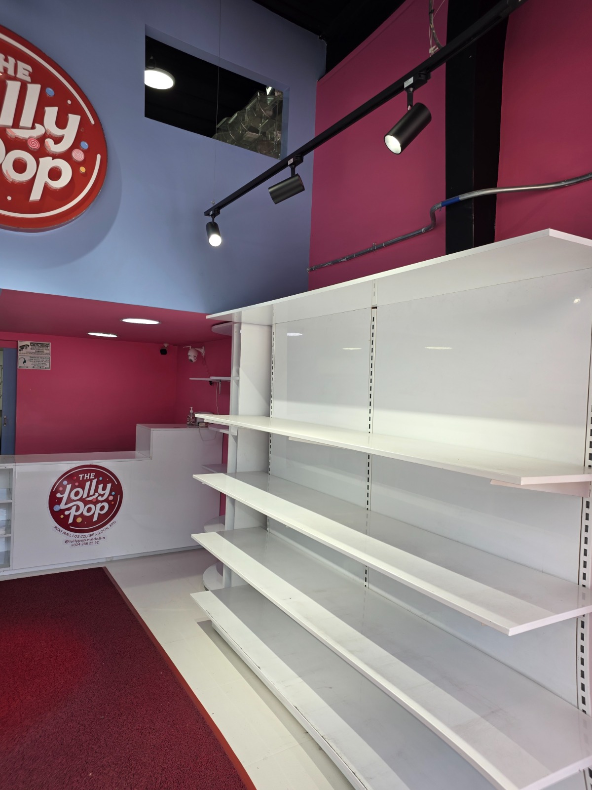 VENDO LOCAL EN EL MIXY MALL DE LOS COLORES