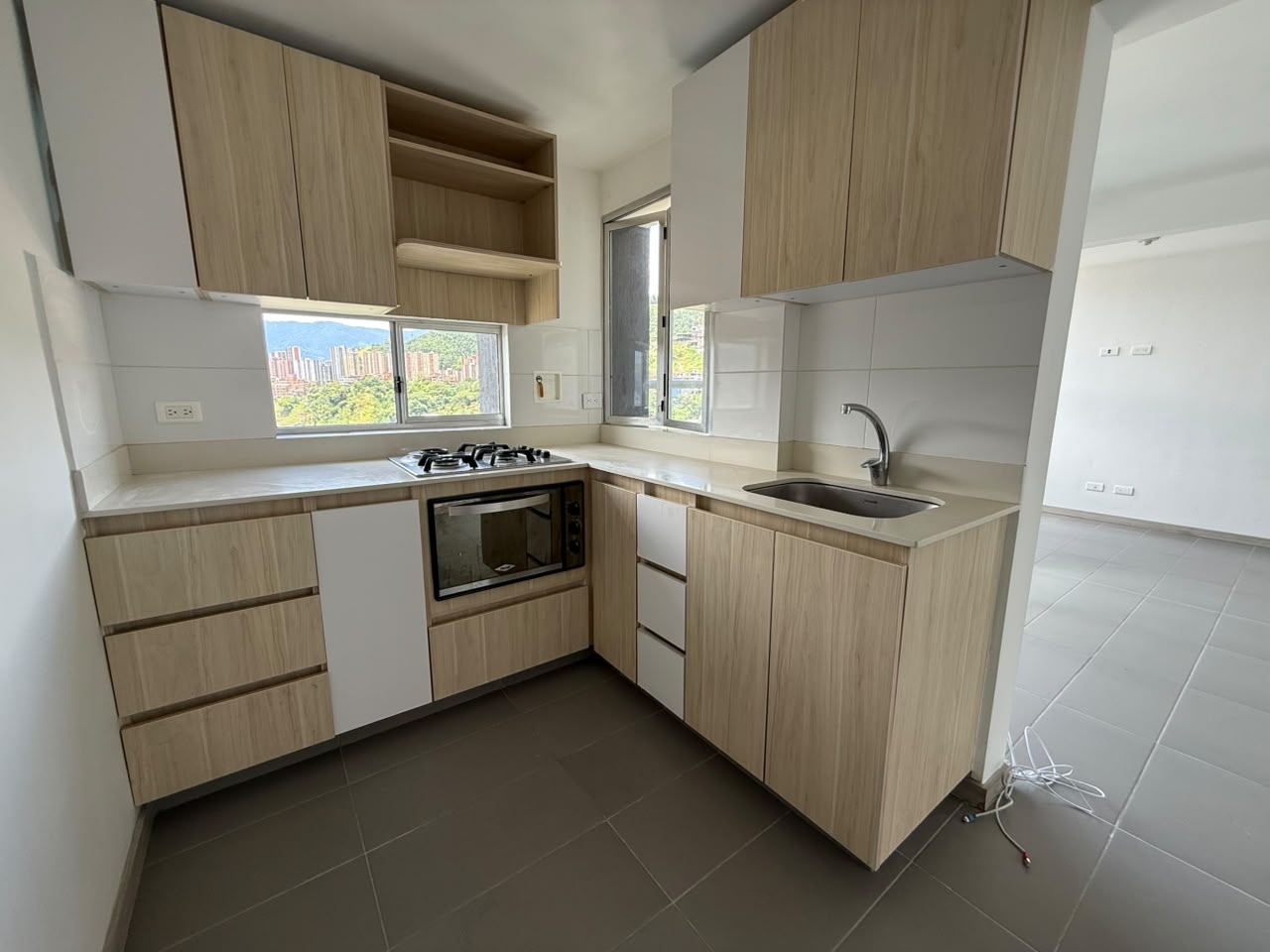 ARRIENDO APARTAMENTO EN LA LOMA DE LOS BERNAL