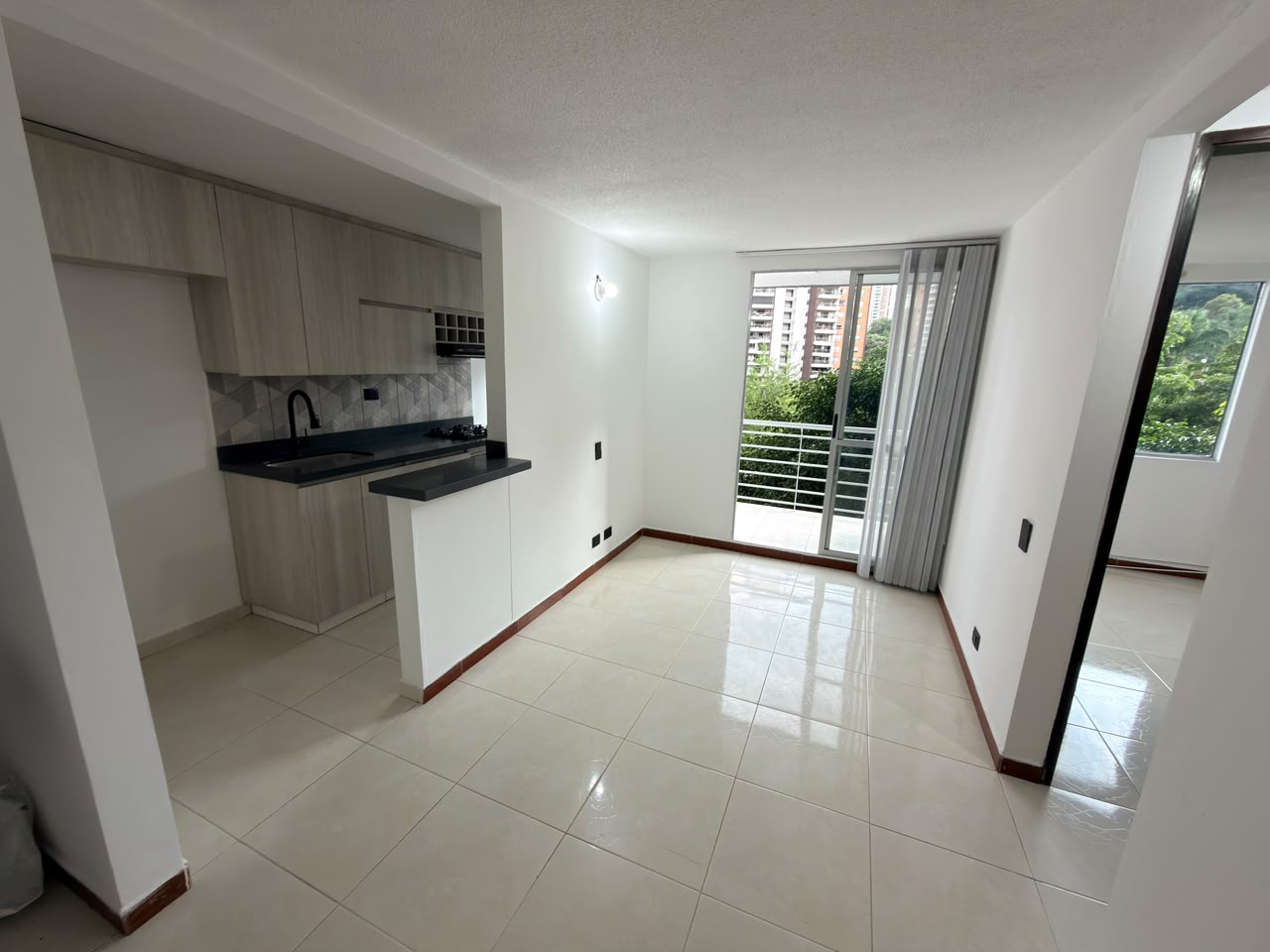 ARRIENDO APARTAMENTO EN LOMA DE LOS BERNAL