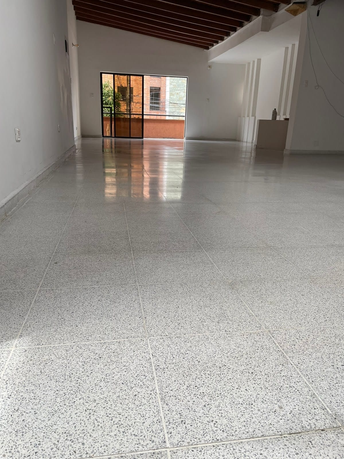 ARRIENDO CASA LOCAL EN LAURELES