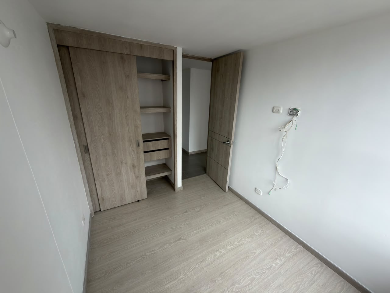 VENDO APARTAMENTO EN LOMA DE LOS BERNAL
