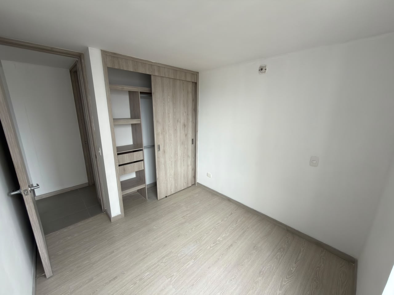 VENDO APARTAMENTO EN LOMA DE LOS BERNAL