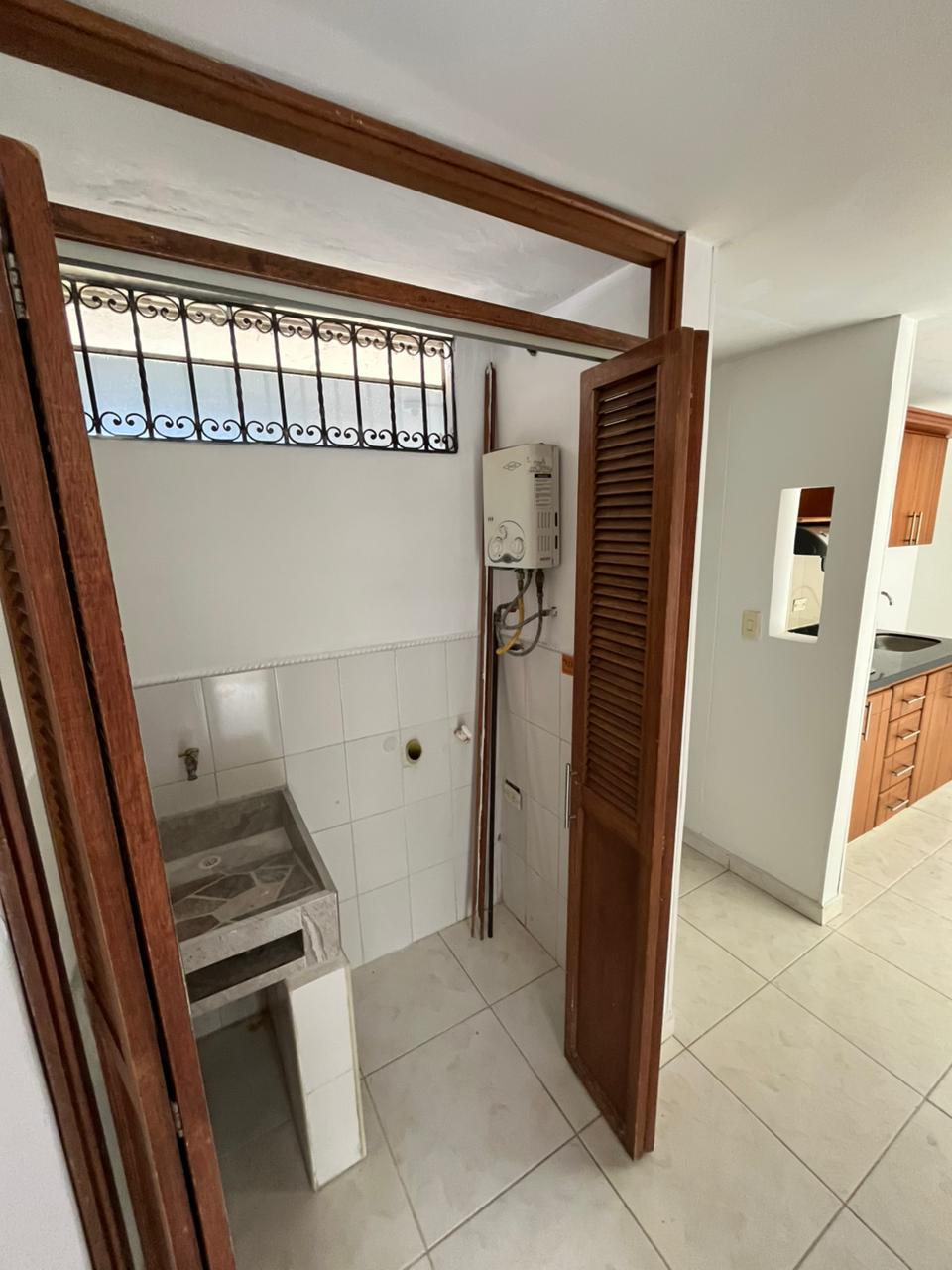 Arriendo apartamento ubicado en el sector Loma del Indio