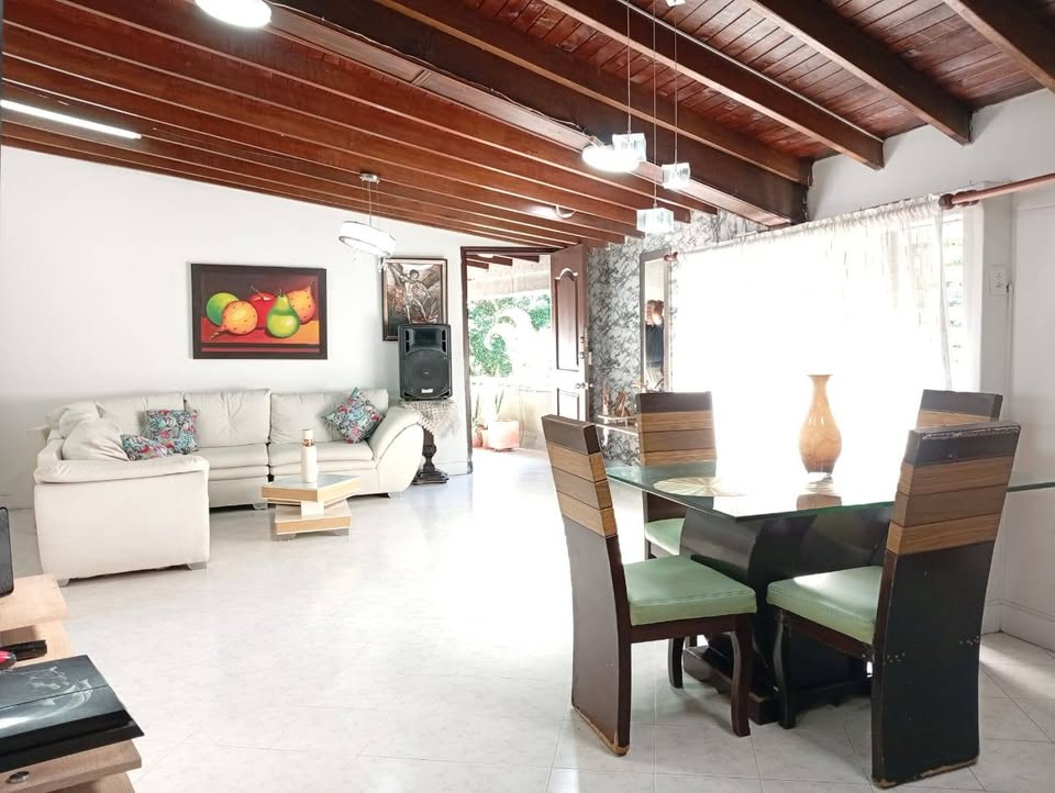 VENDO CASA EN LAURELES