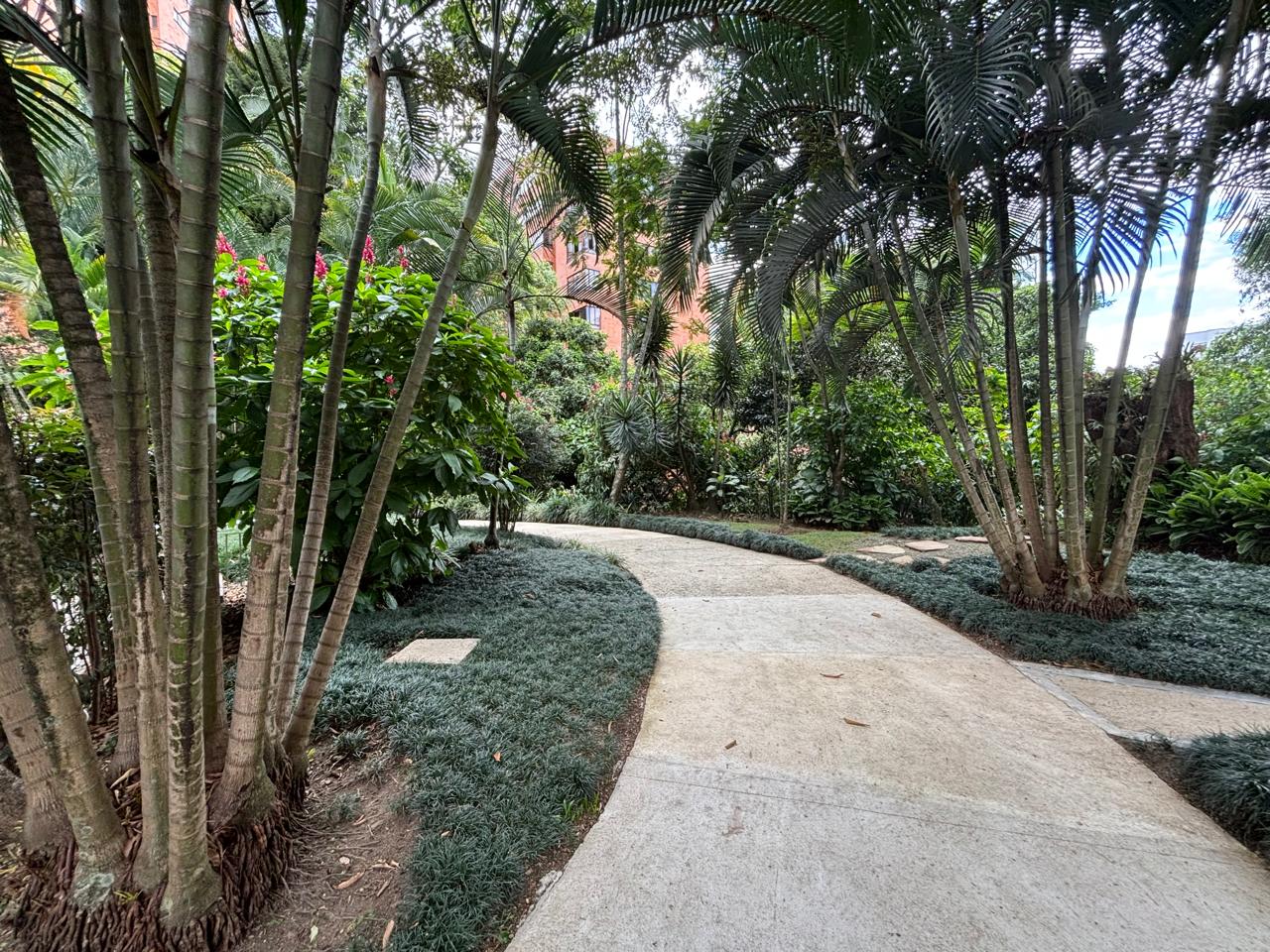 ARRIENDO APARTAMENTO EN EL POBLADO