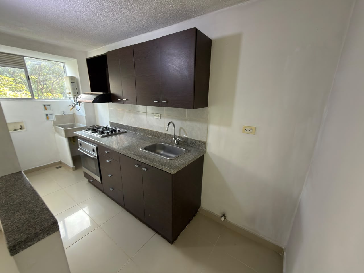 ARRIENDO APARTAMENTO EN LOMA DE LOS BERNAL