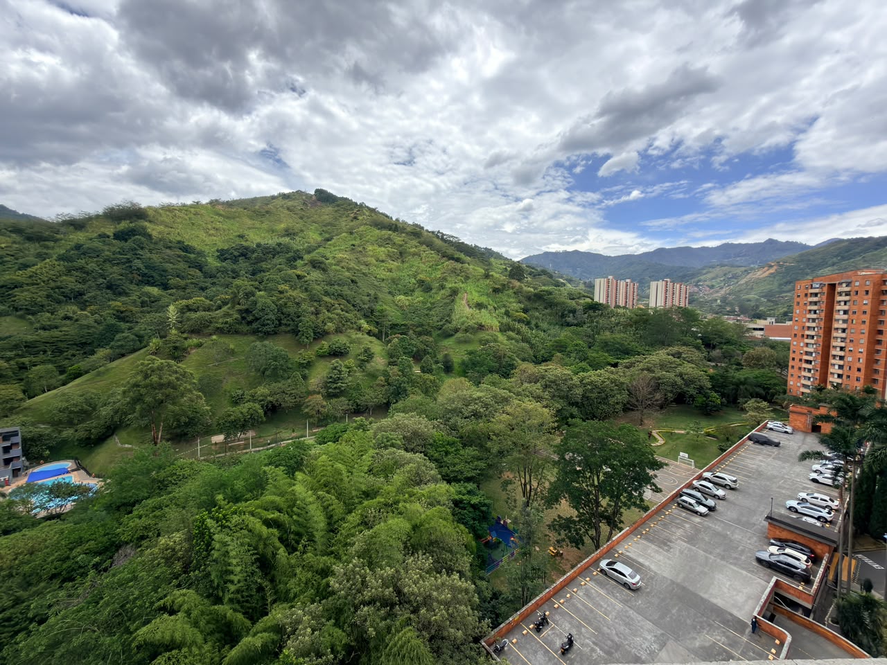 ARRIENDO APARTAMENTO EN LOMA DE LOS BERNAL