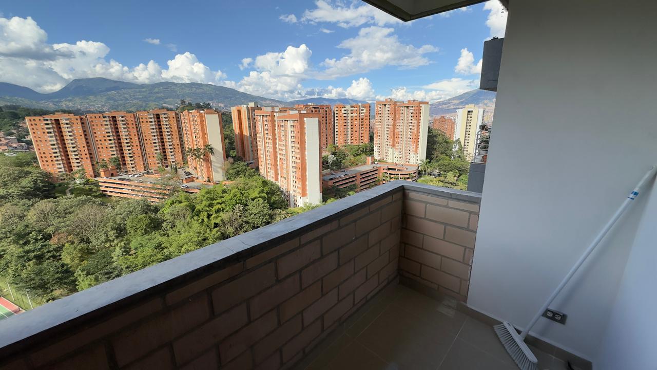 ARRIENDO APARTAMENO EN LA LOMA DE LOS BERNAL