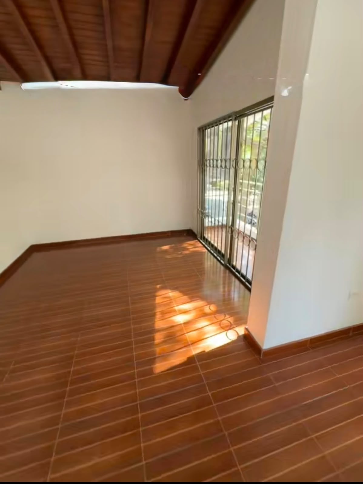 ARRIENDO CASA EN LAURELES NOGAL