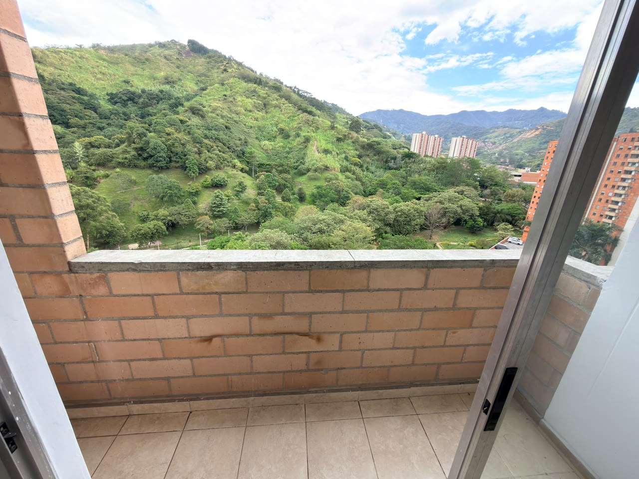 ARRIENDO APARTAMENTO EN LOMA DE LOS BERNAL