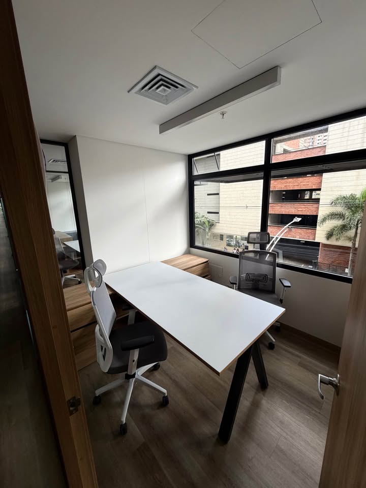 ARRIENDO OFICINA EN LOS COLORES