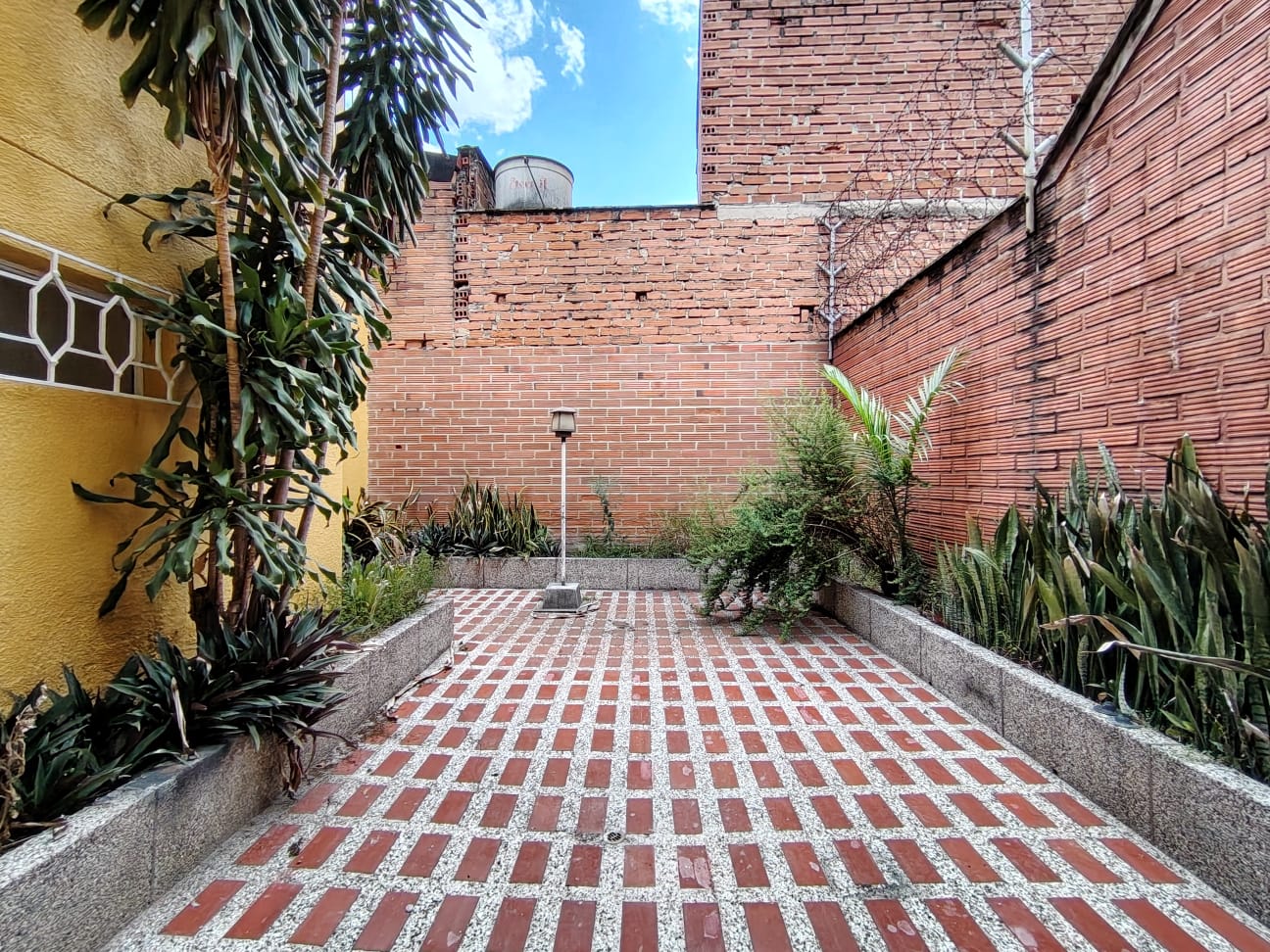Se arrienda casa en simón bolívar