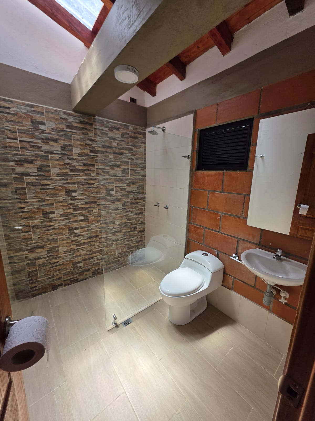 ARRIENDO CASA FINCA EN SANTA ELENA