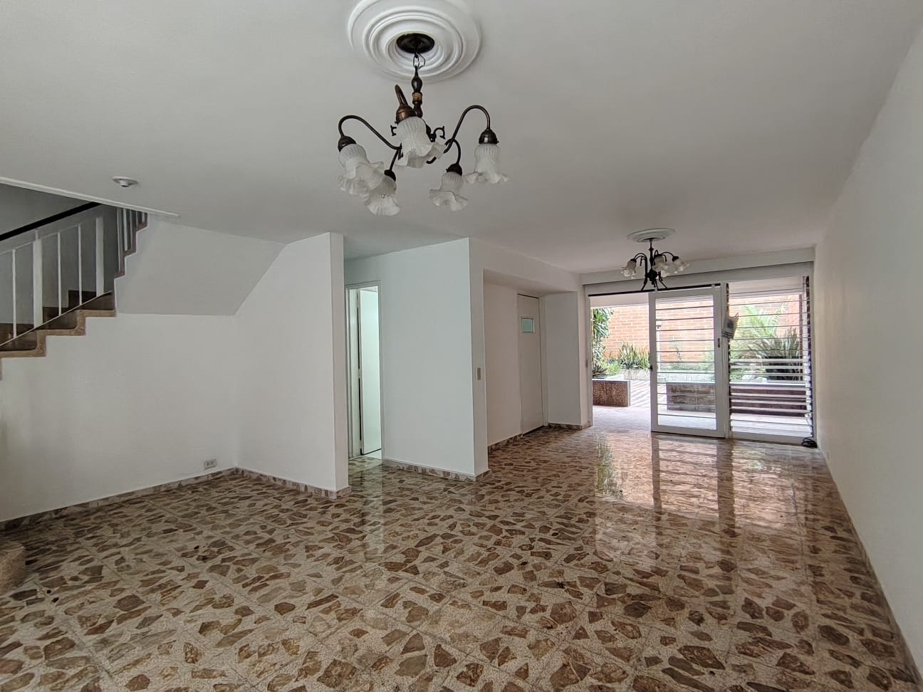Se arrienda casa en simón bolívar