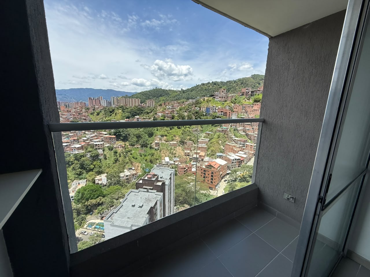ARRIENDO APARTAMENTO EN LA LOMA DE LOS BERNAL