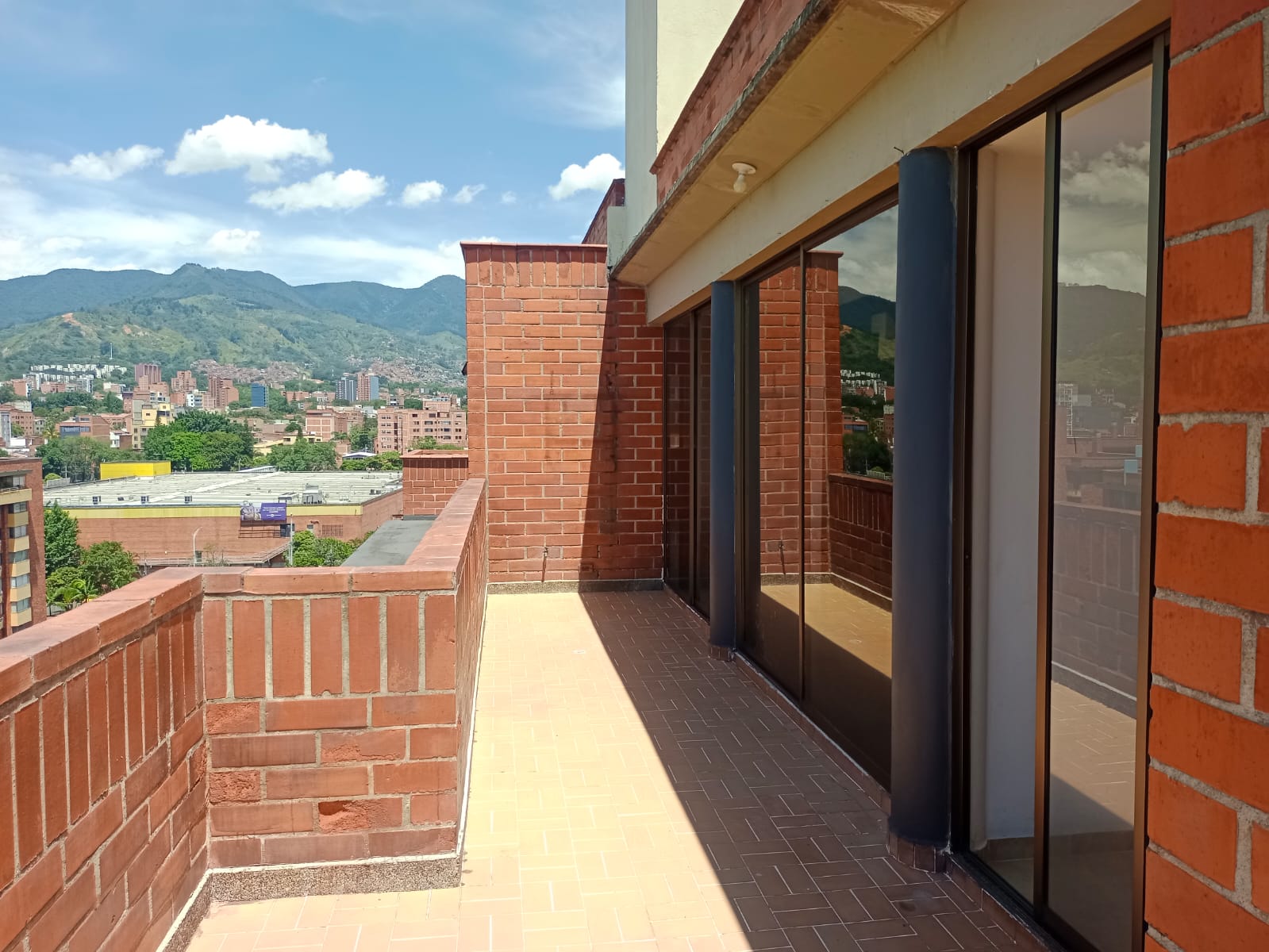 ARRIENDO PENT HOUSE EN LAURELES