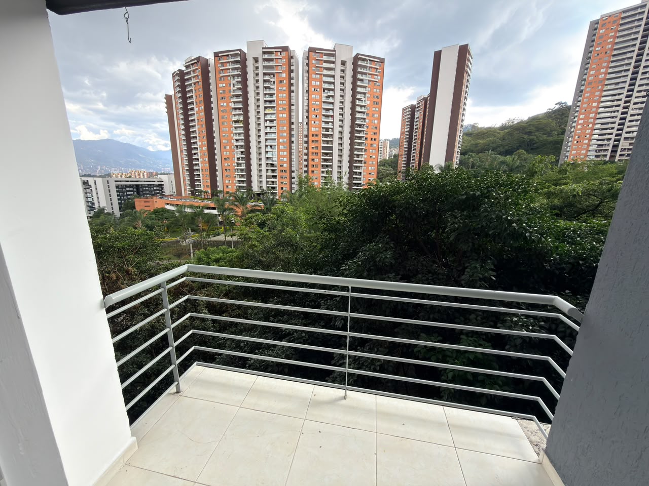 ARRIENDO APARTAMENTO EN LOMA DE LOS BERNAL
