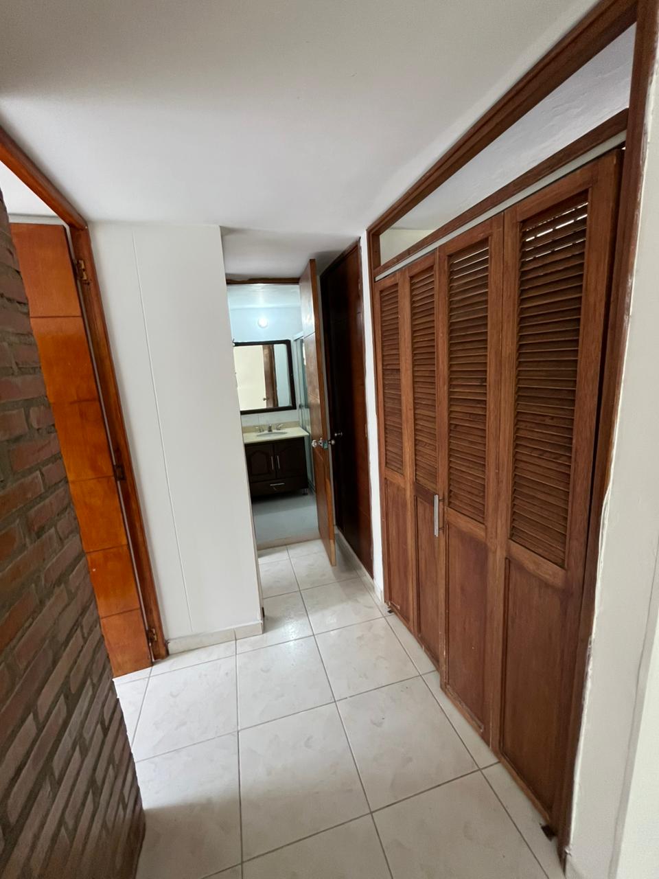 Arriendo apartamento ubicado en el sector Loma del Indio
